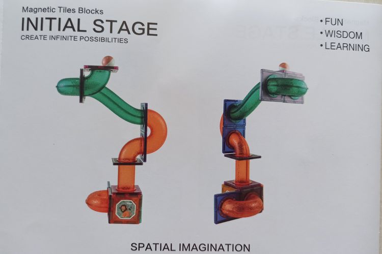 Mainan Magnetic Tiles Blocks dari Toys Kingdom dilengkapi dengan buku petunjuk berisi gambar beberapa model seluncuran bola yang bisa dirakit.