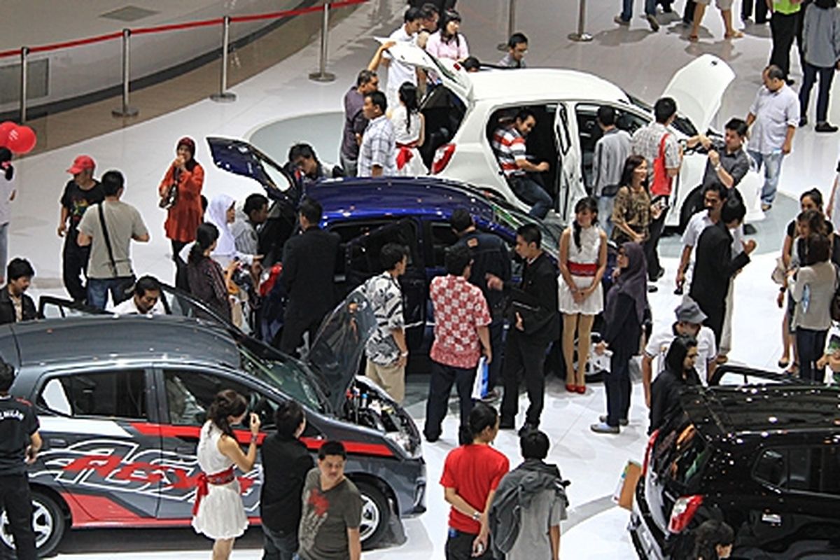 Peminat Toyota Agya di IIMS 2012