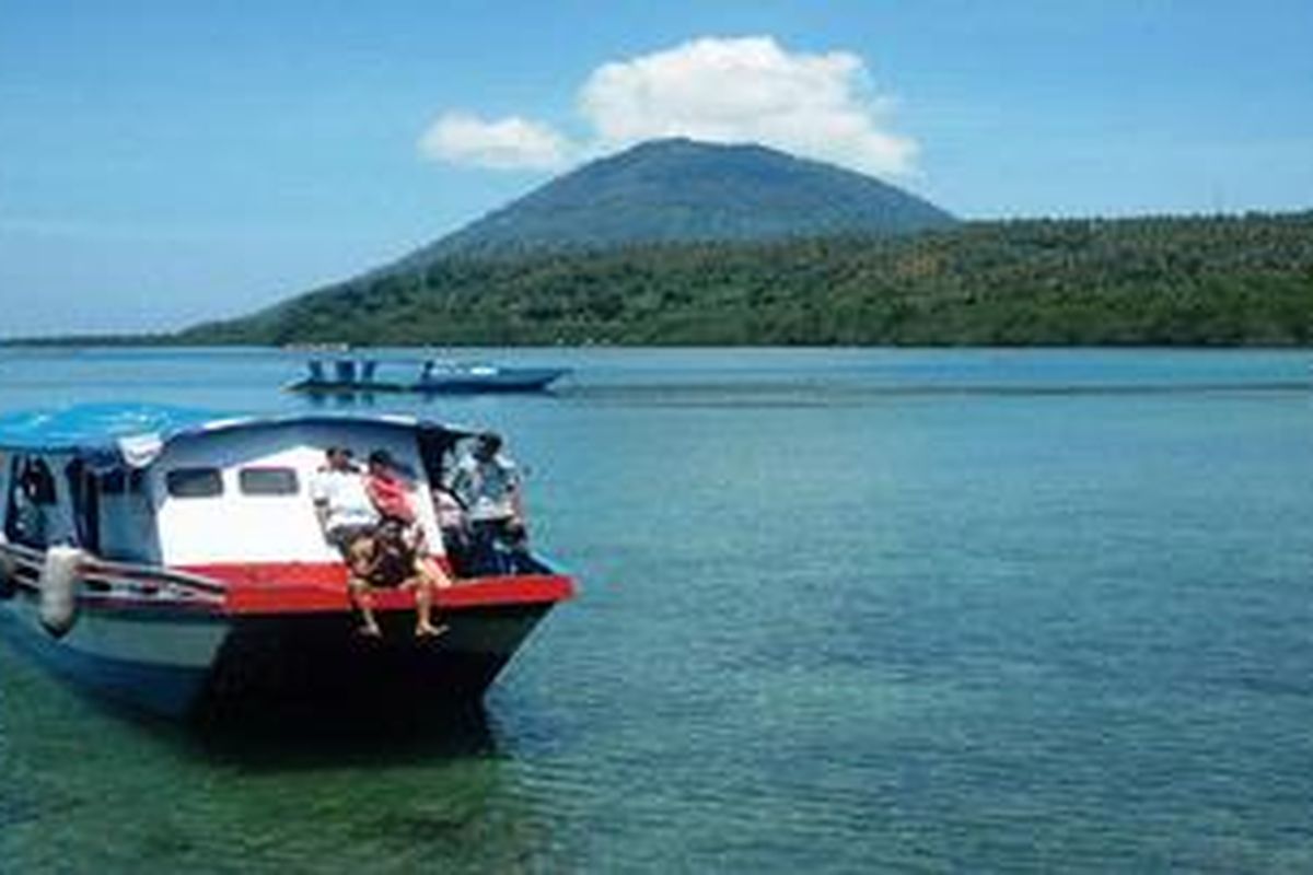 Wisatawan berkunjung ke Taman Nasional Bunaken di Pulau Bunaken, Kota Manado, Sulawesi Utara, Sabtu (25/9/2010), dengan latar belakang Gunung Manado Tua yang memiliki ketinggian 800 meter di atas permukaan laut. Keindahan panorama bawah laut di Bunaken menjadi daya tarik terbesar bagi wisatawan domestik ataupun mancanegara saat berkunjung ke Manado.