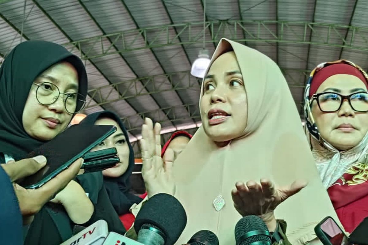 Istri Ganjar Pranowo, Siti Atikoh, didampingi Bupati Banyuwangi Ipuk Fiestiandani Azwar Anas saat kampanye di Banyuwangi, Kamis (25/1/2024).