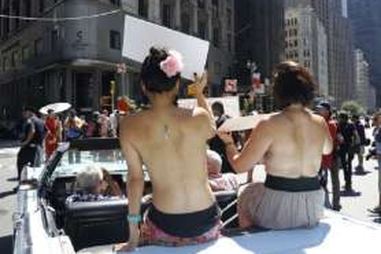 Parade Go Topless Day di Manhattan, New York, AS, pada Minggu (28/8/2016).