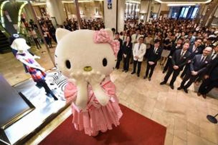 Hello Kitty, tampil pada pembukaan sebuah department store di Tokyo, 1 November 2014. Acara digelar di berbagai tempat untuk merayakan ulang tahun ke-40 Hello Kitty.