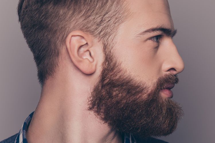 Model rambut pria comb over mengesankan penampilan yang sangat maskulin dan dapat disesuaikan dengan tekstur dan panjang rambut yang berbeda.
