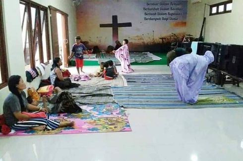 Ini Cerita di Balik Foto Viral Seorang Wanita Pengungsi Banjir di Kudus Shalat di Gereja
