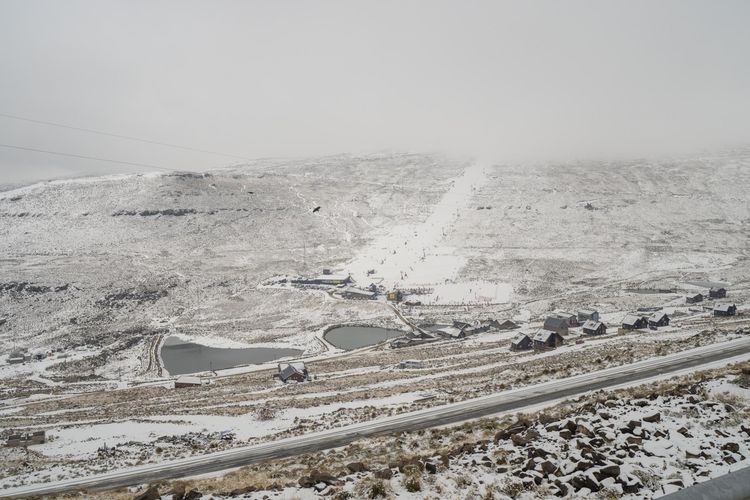 Pengunjung resor ski Afriski, yang mengenakan topi Basutu tradisional, berfoto selfie, di dekat Butha-Buthe, Lesotho, Sabtu 30 Juli 2022. Sementara jutaan orang di seluruh Eropa berkeringat melalui musim panas yang memecahkan rekor, Afriski di Pegunungan Maluti adalah satu-satunya resor ski Afrika yang beroperasi di selatan khatulistiwa. Ini menarik orang-orang dari negara tetangga Afrika Selatan dan lebih jauh dengan menawarkan pengalaman unik untuk bermain ski di Afrika selatan. (