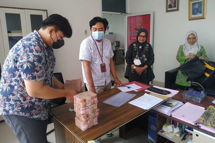 Uang denda perkara korupsi benih jagung sebesar Rp 700 juta yang diserahkan keluarga terpidana di Kejaksaan Negeri Bandar Lampung, Selasa (7/2/2023) siang.
