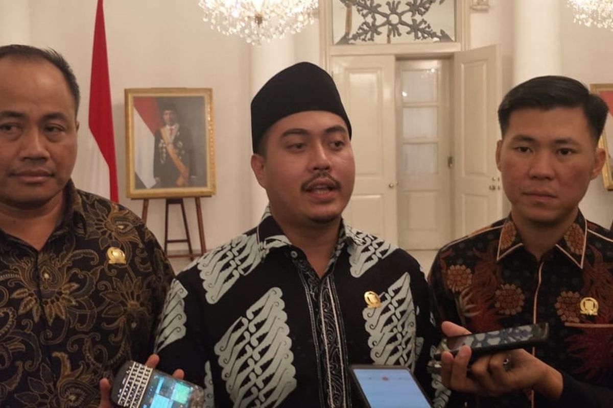 Fraksi Partai Nasdem DPRD DKI Jakarta menemui Gubernur DKI Jakarta Anies Baswedan di Balai Kota DKI Jakarta, Senin (9/9/2019). Anggota Fraksi Nasdem Wibi Andrino (tengah) menyampaikan hasil pertemuan dengan Anies.