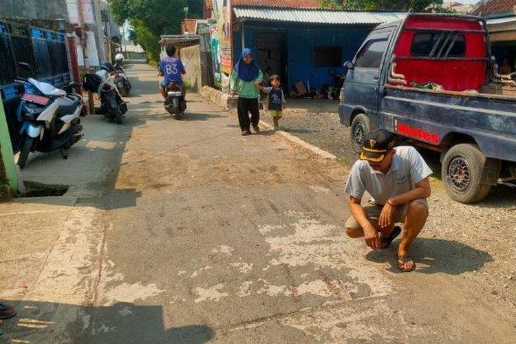 Seorang warga menunjukkan titik diduga korban tewas dalam kasus bentrokan antar pemuda yang terjadi di Desa Palimanan Barat, Kecamatan Gempol, Kabupaten Cirebon, pada Sabtu (23/12/2023) dini hari. 
