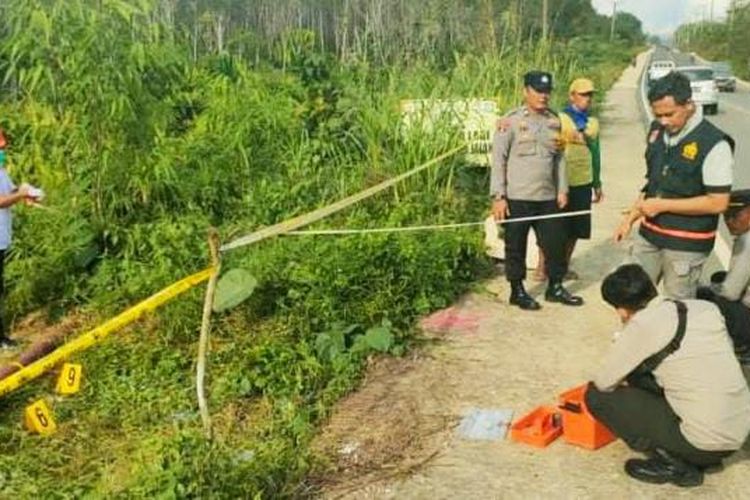 Petugas Polres Tabalong melakukan olah TKP kejadian 7 pekerja pemasangan kabel optik yang tersengat listrik pada, Jumat (7/10/2022). 