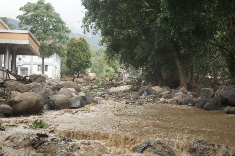 Gangguan Cuaca Aktif Bersamaan, BMKG Imbau Waspadai Cuaca Ekstrem di Sumbar