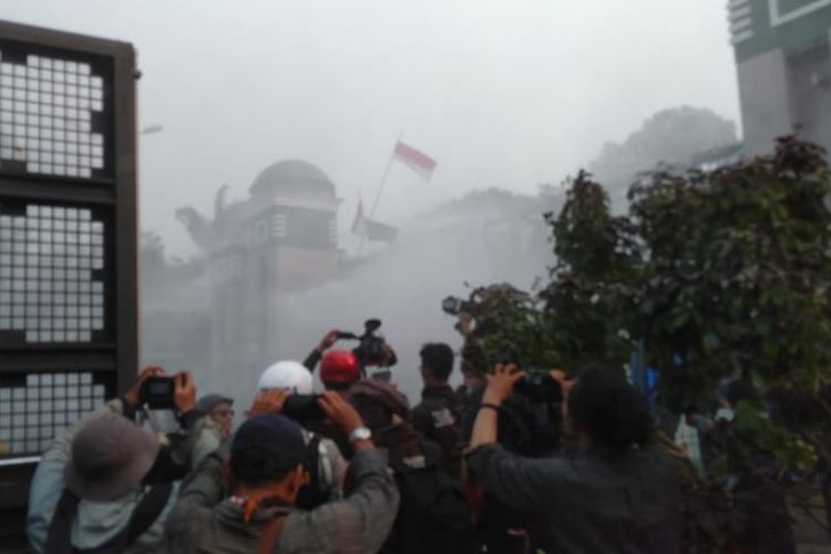 Polisi menembakkan water canon ke arah mahasiswa yang berdemo di depan gedung DPR, Selasa (24/9/2019).
