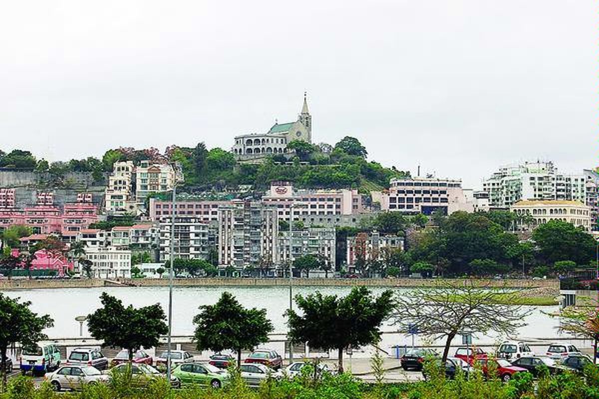 Perpaduan unsur bangunan bernuansa religius dan modern di pusat kota Makau merupakan sebuah daya tarik yang mengandung keunikan. Setelah sembilan tahun lamanya berstatus Daerah Administrasi Khusus Republik Rakyat China, pembangunan di Makau saat ini mulai didominasi pengembangan apartemen sebagai konsekuensi cukup pesatnya laju pertambahan penduduk. Gambar diambil Kamis (10/4/2010).