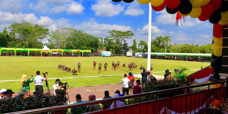 Gubernur Provinsi Riau Arsyadjuliandi Rachman saat membuka secara resmi Festival Pacu Jalur, Rabu (23/8/2017). Festival Pacu Jalur diikuti lebih dari 12.000 pedayung yang tergabung dalam 193 jalur, istilah untuk tim yang ikut berlomba. Lomba berlangsung di Tepian Narosa Teluk Kuantan, Kabupaten Kuantan Singingi,  Riau, 23-26 Agustus 2017.  