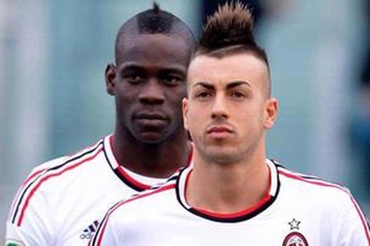 Penyerang AC Milan, Stephan El Shaarawy, berjalan di depan rekan seklub dan senegaranya, Mario Balotelli (belakang), dalam laga Serie-A melawan Cagliari di Stadion Is Arenas, Minggu (10/2/2013). Pertandingan itu berakhir 1-1. 