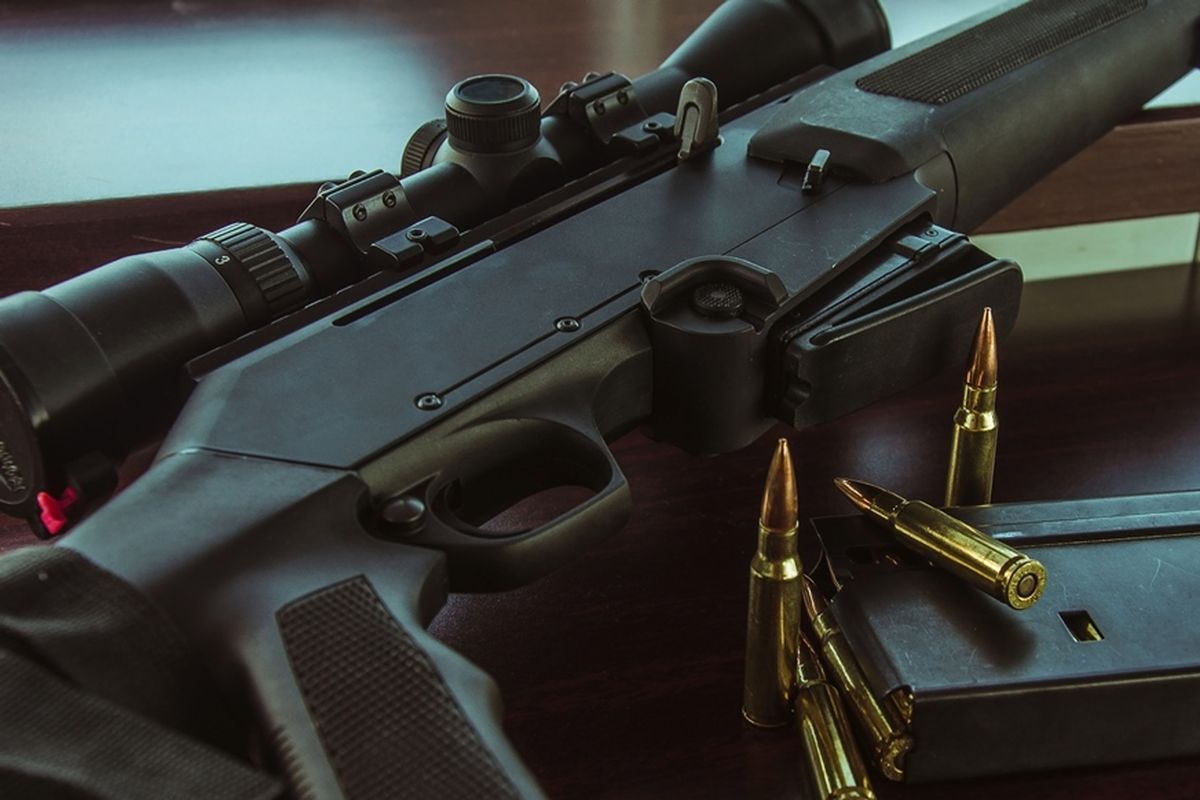 Ilustrasi senapan semiotomatis.