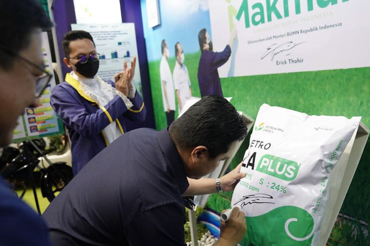 Menteri BUMN Erick Thohir membubuhkan tanda tangan sebagai bentuk dukungan terhadap Pupuk Indonesia Grup Go Global, dalam agenda di SOR Tri Dharma, Gresik, Jumat (17/6/2022). *** Local Caption *** Menteri BUMN Erick Thohir membubuhkan tanda tangan sebagai bentuk dukungan terhadap Pupuk Indonesia Grup Go Global, dalam agenda di SOR Tri Dharma, Gresik, Jumat (17/6/2022).