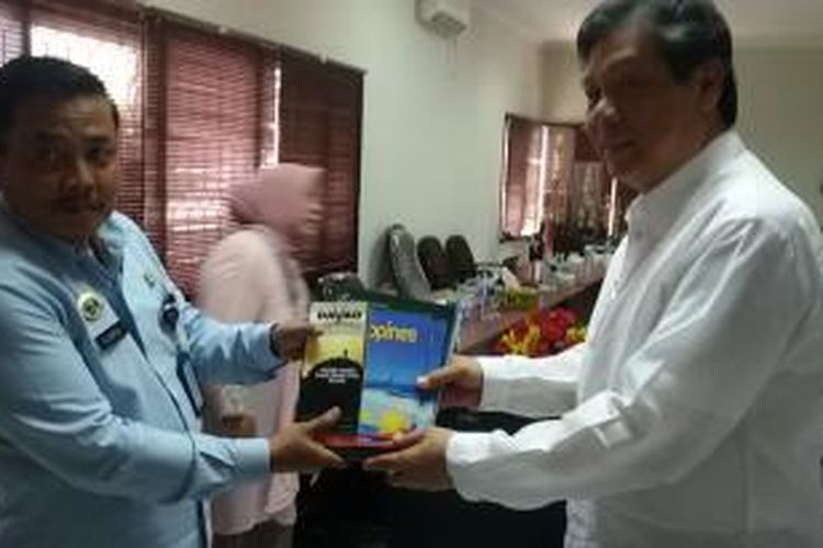 Konsulat Jenderal (Konjen) Filipina di Indonesia, Jose Burgos, memberi cendramata pada Kepala Kantor Wilayah Kementrian Hukum dan Hak Asasi Manusia, Djoko Setiono.