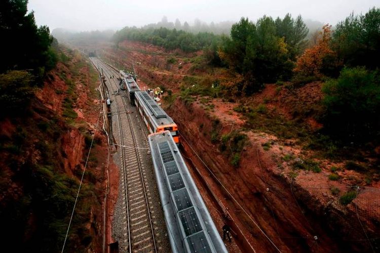 Kereta komuter tergelincir di kota Vacarisses, Spanyol ??pada Selasa (20/11/2018). Setidaknya satu orang tewas dalam insiden tersebut. (AFP/Pau Barrena)