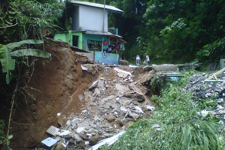 Sisa puing-puing bangunan dua lantai yang ambruk di Kelurahan Subangjaya, Kecamatan Cikole, Kota Sukabumi, Jawa Barat, Minggu (5/3/2017). Bangunan itu ambruk tergerus aliran sungai Cisuda yang meluap pada Sabtu (4/3/2017) pukul 23:30 Wib.