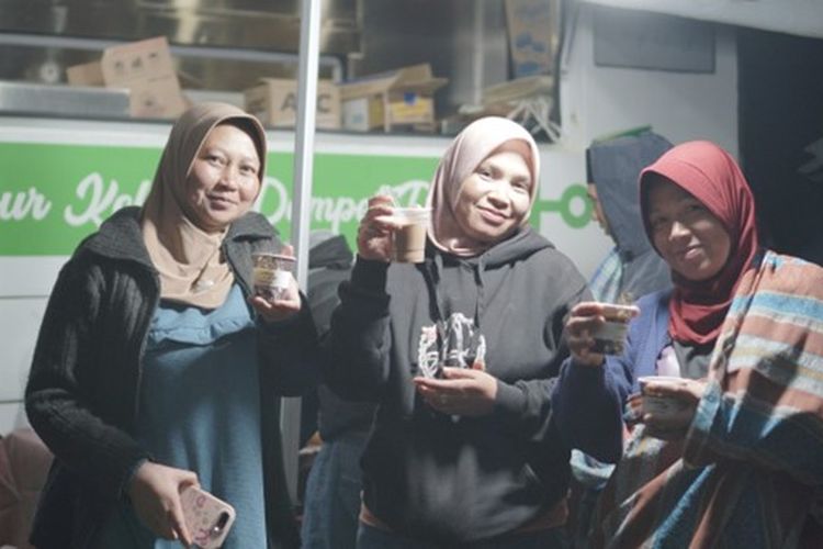 Warga penyintas gempa bumi menikmati sajian minuman hangat di Dapur Keliling Dompet Dhuafa sebagai antisipasi cuaca dingin di Posko Pengungsian Lapangsari, Desa Cibeureum, Bandung.
