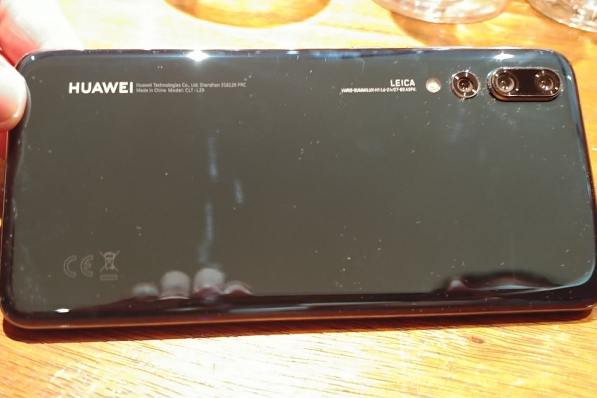 Triple camera di bagian belakang Huawei P20 Pro.