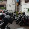 Trik Sederhana saat Musim Hujan Agar Helm Tak Basah