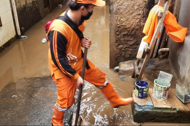 Hujan yang mengguyur Kelurahan Kampung Melayu, Kecamatan Jatinegara, Jakarta Timur sejak Minggu (6/12/2020) petang, membuat beberapa RT tergenang air.