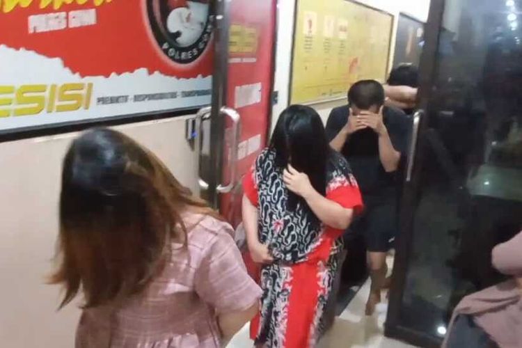 Dua pasangan kekasih digelandang polisi di Kabupaten Gowa, Sulawesi Selatan lataran hendak memasok sabu ke lembaga pemasyarakatan (Lapas) Kelas II Narkoba Bollangi. Jumat, (13/6/2025).