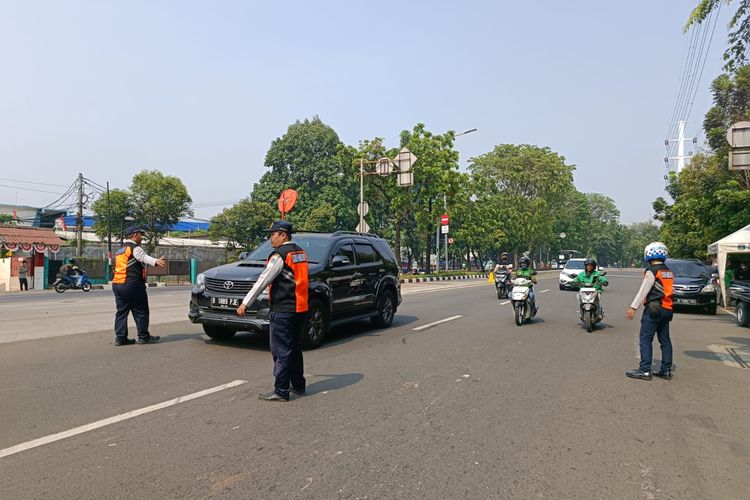 Uji coba razia emisi kendaraan di Jalan Perintis Kemerdekaan, Pulogadung, Jakarta Timur, Jumat (25/8/2023).