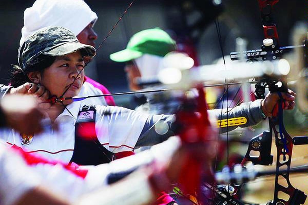Atlet panahan divisi compound pelatnas SEA Games XXVI/2011 berlatih di Lapangan KONI Jawa Timur di Surabaya, Jumat (26/8).