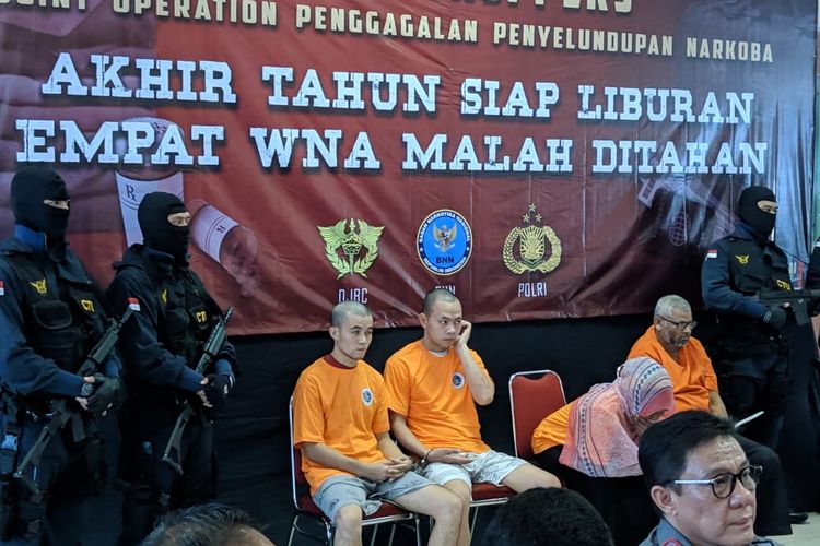 Empat WNA diamankan atas penyelundupan Narkoba dari Bandara Soekarno-Hatta, di Kantor Bea Cukai Bandara Soekarno-Hatta, Selasa (19/11/2019).