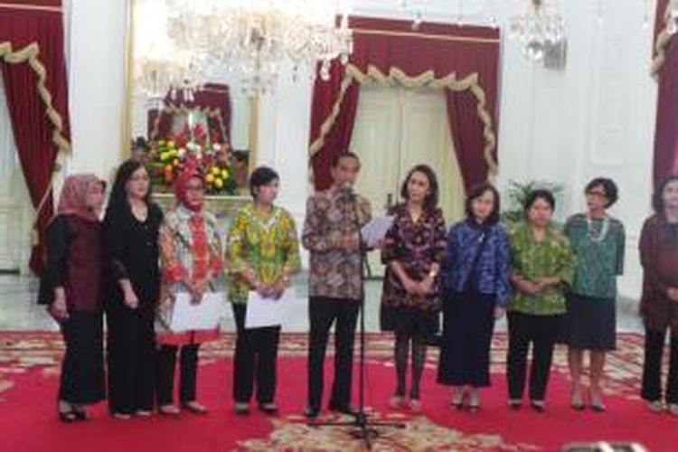 Presiden Joko Widodo bersama Panitia Seleksi Calon Pimpinan Komisi Pemberantasan Korupsi di Istana Merdeka, Jakarta, Selasa (1/9/2015).