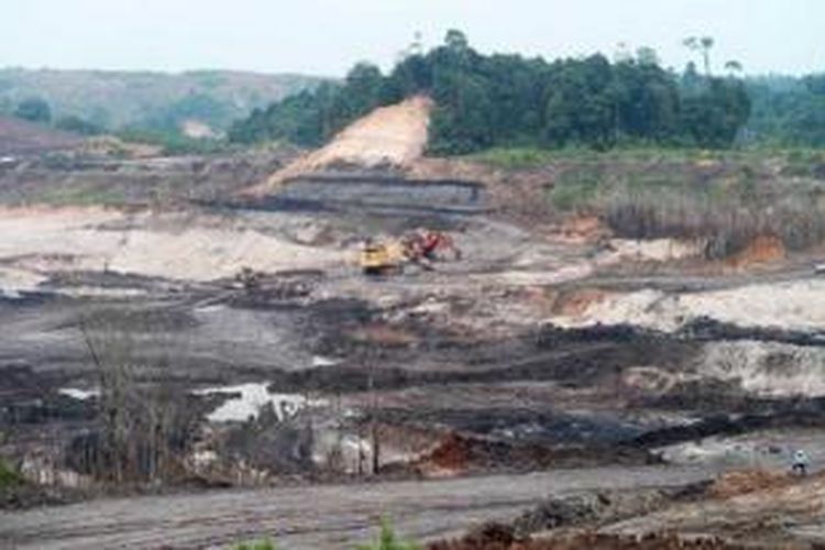 Aktivitas penambangan batubara di salah satu wilayah Kabupaten Kutai Kartanegara, Kalimantan Timur, Sabtu (5/10/2013). Kabupaten Kutai Kartanegara merupakan salah satu wilayah yang paling banyak menerbitkan izin tambang. Eksploitasi batubara menyebabkan degradasi lingkungan karena banyak perusahaan tambang yang enggan merehabilitasi lahan bekas tambang.