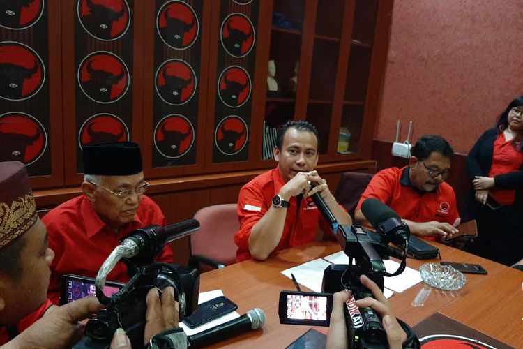 Ketua Panitia Pendaftaran Pilkada DPD PDI Perjuangan Jateng Abang Baginda saat mengumumkan jumlah pendaftar calon kepala daerah di DPD PDIP Jateng, Panti Marhaen Semarang, Jumat (6/12/2019)