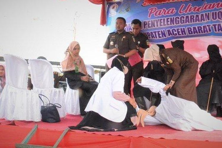 
Terdakwa roboh dan pingsan usai menerima hukuman cambuk dalam kasus jarimah zina, Selasa (24/1/2023), yang berlangsung di halaman Lapas Kelas IIB Meulaboh, Kabupaten Aceh Barat. 

