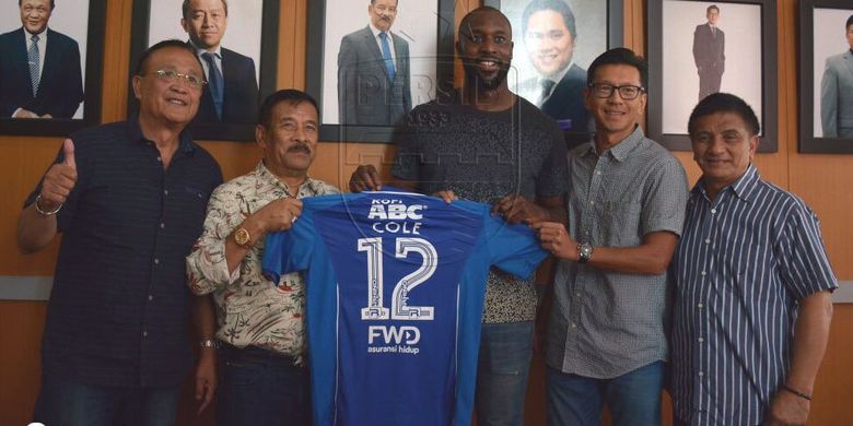 Pemain baru Persib Bandung, Carlton Cole, tiba di Graha Persib, Kamis (30/3/2017).