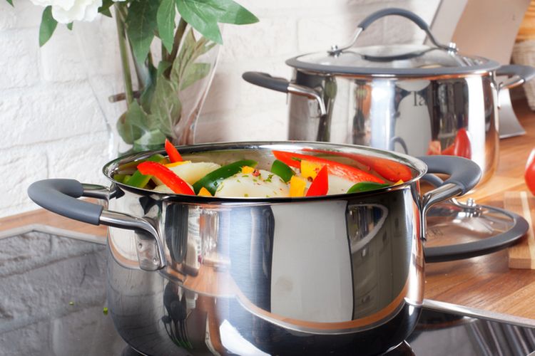 Ilustrasi kompor induksi, memasak dengan kompor induksi, kompor kaca. 