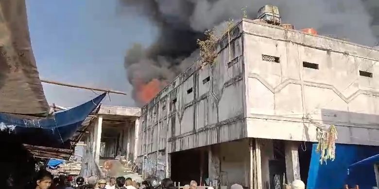 Kebakaran hebat melanda Pasar Kutoarjo, Kabupaten Purworejo, Jawa Tengah, pada Jumat (16/8/2024). 