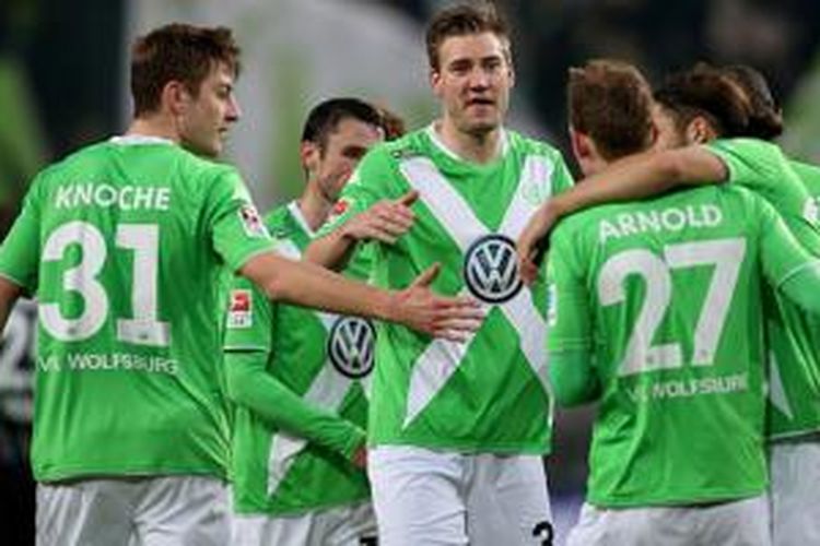 Para pemain Wolfsburg bergembira saat merayakan gol ke gawang Freiburg. 