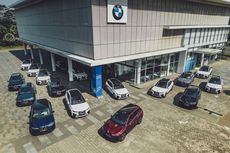 BMW Serahkan 17 Mobil BMW iX ke Konsumen Pertama