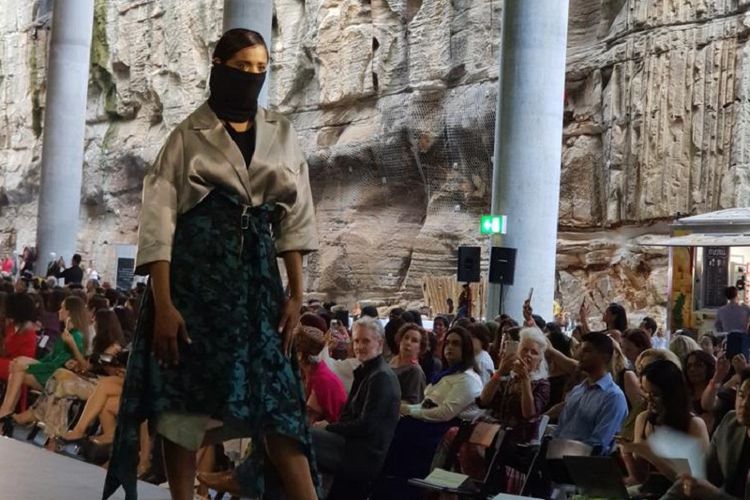 Salah seorang model tengah memamerkan busana dalam ajang Fashions of Multicultural Australia di Sydney pada Jumat (1/3/2019). Ajang itu juga diikuti dua desainer dari Indonesia.