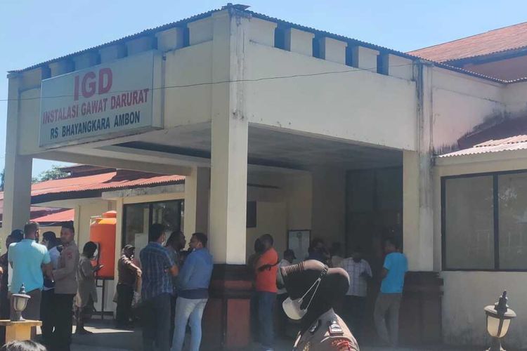 Sejumlah kerabat dan anggota polisi mendatangi ruang Instalasi Gawat Darurat (IGD) Rumah Sakit Bhayangkara Ambon untuk melihat kondisi Briuptu BH yang terluka tembak saat mengamankan bentrok warga di Pulau Haruku, Rabu (26/1/2022)
