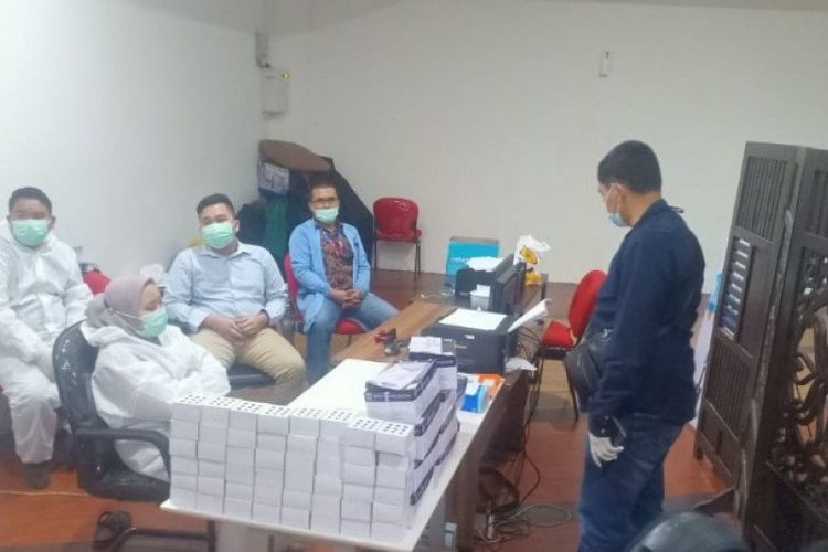 Layanan rapid test di Bandara Internasional Kualanamu di Deli Serdang, Sumatera Utara, digerebek polisi pada Selasa (27/4/2021). Penggerebekan terkait adanya dugaan pemalsuan proses rapid test antigen. 