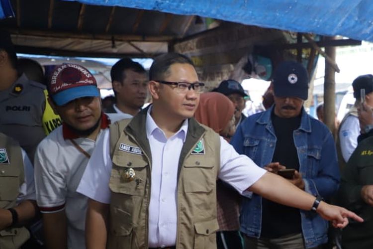 Pj Wali Kota Batu, Aries Agung Paewai saat melakukan Operasi Pasar jelang memasuki bulan Ramadhan, kemarin Rabu (22/3/2023).