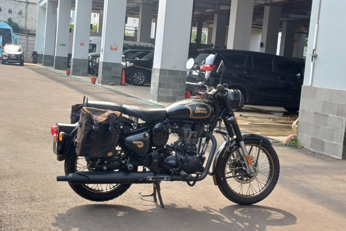 motor Royal Enfield tipe Classic 500 Limited Edition milik eks Gubernur Jawa Barat Ridwan Kamil di Rumah Penyimpanan Benda Sitaan dan Rampasan (Rupbasan), Cawang, Jakarta Timur pada Jumat (25/4/2025).