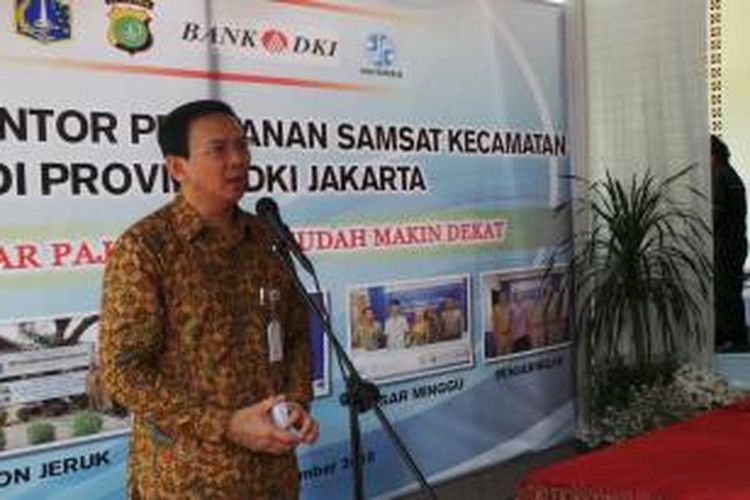 Gubernur DKI Jakarta Basuki Tjahaja Purnama saat meresmikan samsat di kantor Kecamatan Penjaringan, Jakarta Utara, Jumat (18/9/2015).