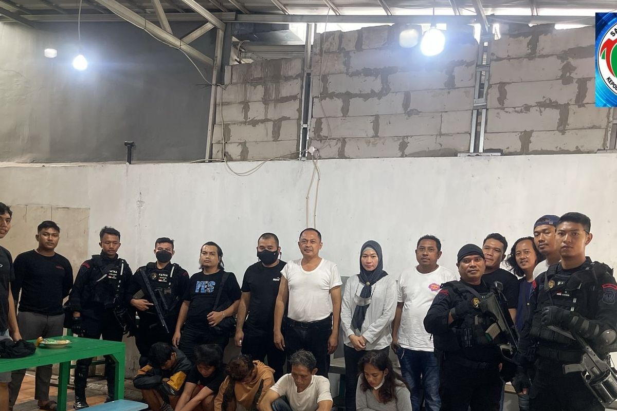 Kepolisian Resor Metro Jakarta Utara menggerebek Kampung Bahari, Tanjung Priok, Jakarta Utara pada Kamis (17/11/2022). Lima orang pengguna narkoba kini telah diamankan di kantor polisi. 