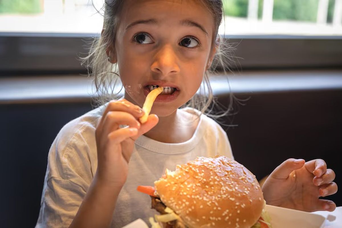 Dampak anak mengonsumsi junkfood ternyata juga berpengaruh pada tekanan darah anak.