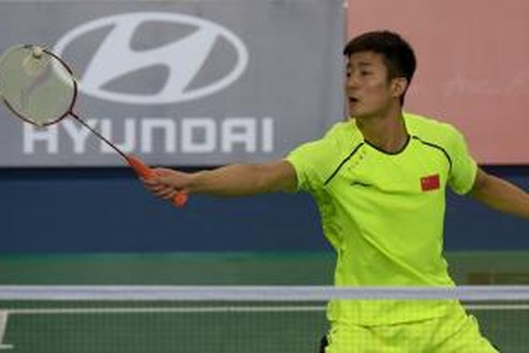 Pebulu tangkis Tiongkok, Chen Long, mengembalikan kok ke arah pemain Malaysia, Lee Chong Wei, pada laga ketiga babak semifinal beregu putra Asian Games 2014 di Incheon, Korea Selatan, Senin (22/9/2014).