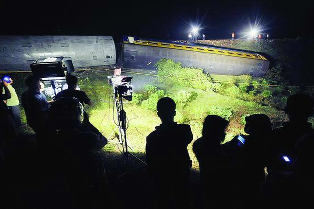 Masyarakat dan petugas masih memadati lokasi tergulingnya gerbong Kereta Api Logawa jurusan Purwokerto-Jember di Saradan, Madiun, Jawa Timur, Selasa (29/6) malam. Enam orang tewas dalam peristiwa itu.